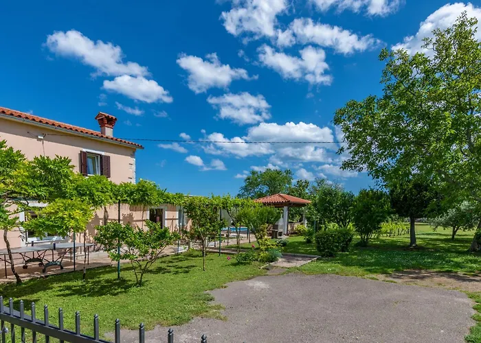 Casa vacanze Ana, A Tranquil Pool Close To The Stalije