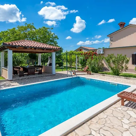 Holiday home Ana, A Tranquil Pool Close To The Stalije