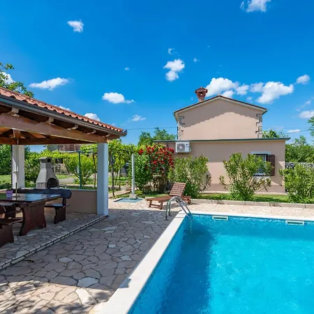 Ana, A Tranquil Pool Close To The Holiday home *